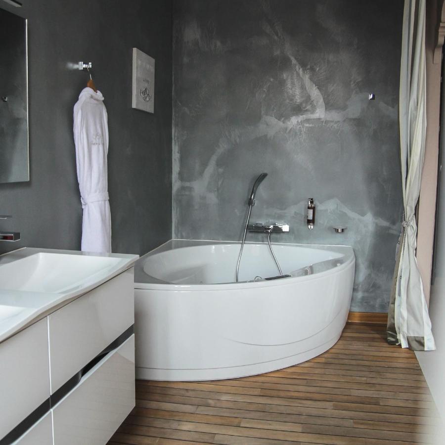 Hotel Le Petit Perier Laval  Eksteriør bilde